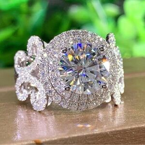🩶 NEW UNIQUE Silver Halo Round-Cut Cubic Zirconia Statement Ring - Silver 🩶